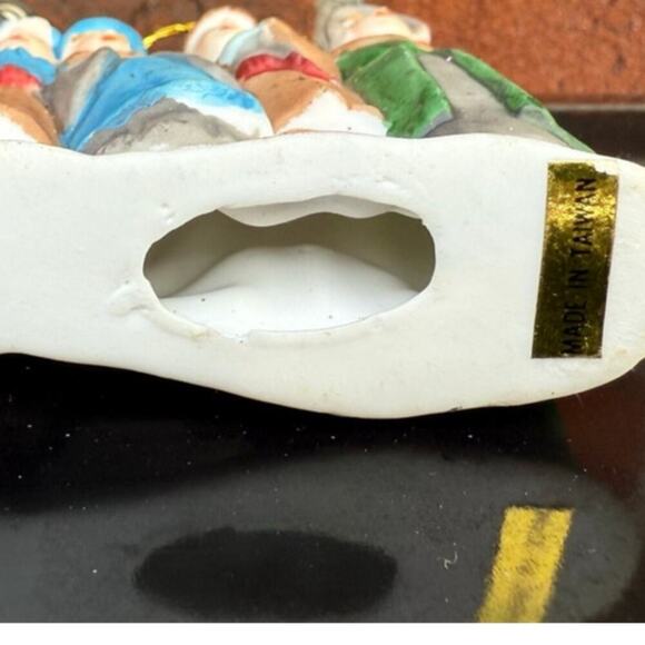 Vintage Christmas Carolers Ornament Made in Taiwan - Picture 3 of 5